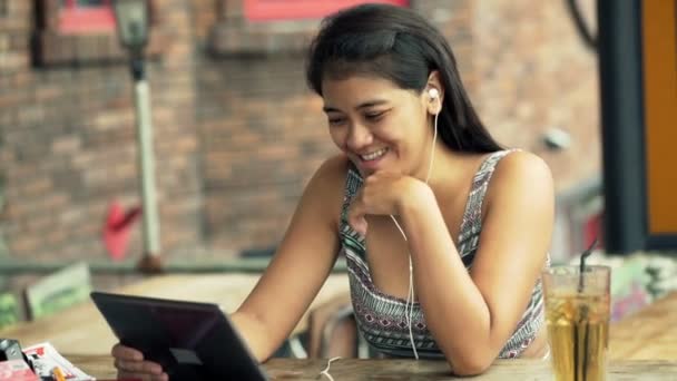 Kvinnan tittar på film på tablet PC i café — Stockvideo
