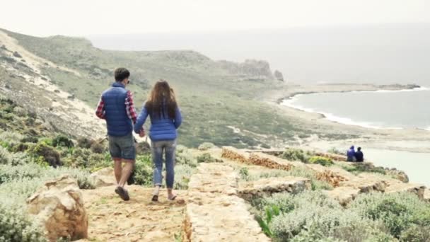 Young Couple Walking Hiking Sea — Stock Video