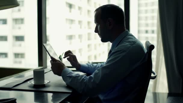 Geschäftsmann arbeitet zu Hause am Tablet-Computer — Stockvideo