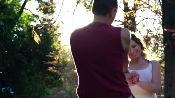 Щаслива Пара Обертається Парку Під Час Сонячного Світла — стокове відео