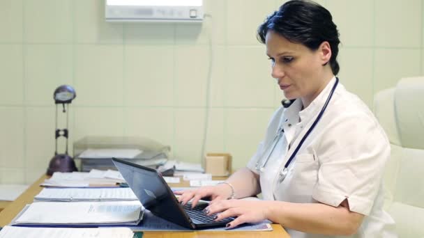 Unga Kvinnliga Läkare Arbetar Med Laptop Sjukhuset — Stockvideo