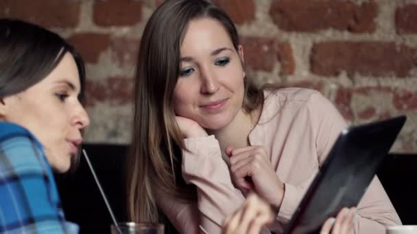 Deux Copines Avec Ordinateur Tablette Bavarder Dans Café — Video