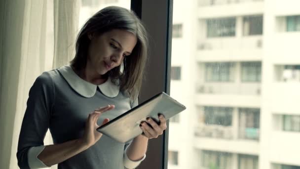 Schöne Geschäftsfrau arbeitet am Tablet-Computer — Stockvideo