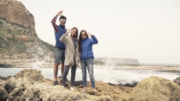 Retrato Amigos Felices Saludando Con Las Manos Cámara — Vídeo de stock