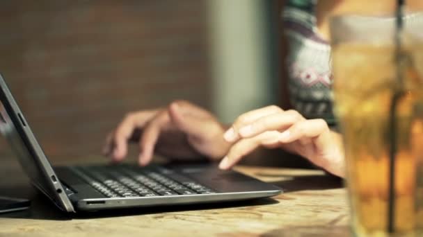 Mani femminili digitando sul computer portatile moderno — Video Stock