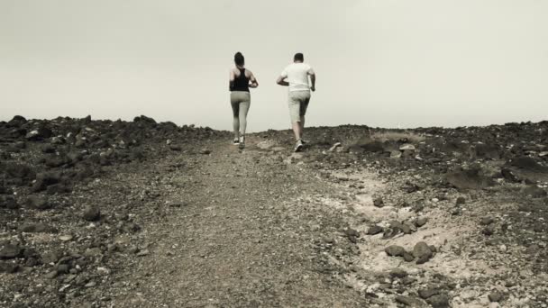 Junge Leute joggen in der Wüste — Stockvideo
