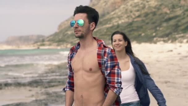 Pareja Joven Abrazándose Besándose Playa — Vídeo de stock