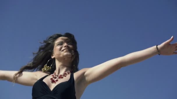 주위를 선회 하는 젊은, 행복 한 여자 — 비디오