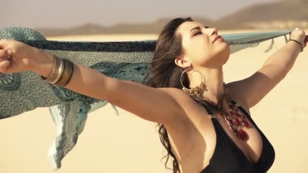砂漠で晴れた日を楽しむパレオを持つ女性 — ストック動画