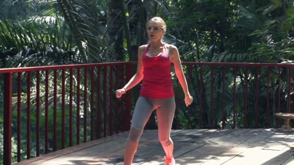Egzersiz, kadın yapıyor crouches terasta — Stok video