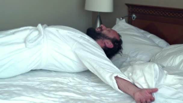 Jeune homme heureux tombant sur le lit — Video