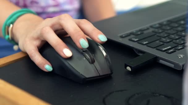 Žena pracuje na notebooku a pomocí bezdrátové myši — Stock video
