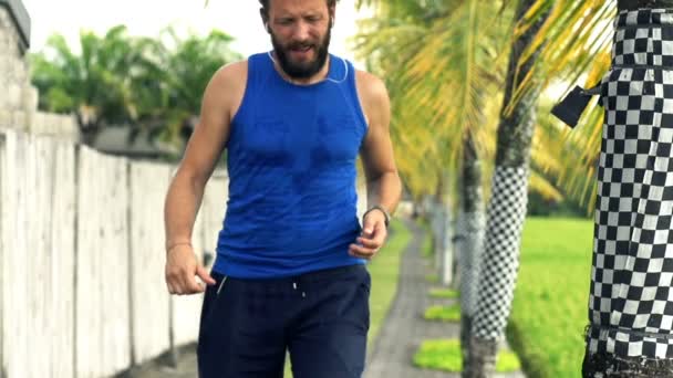 Hombre trotando y comprobando el pulso en smartwatch — Vídeos de Stock