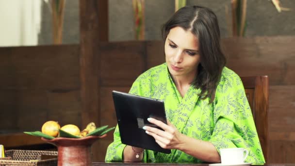 Mulher feliz com computador tablet na cozinha — Vídeo de Stock