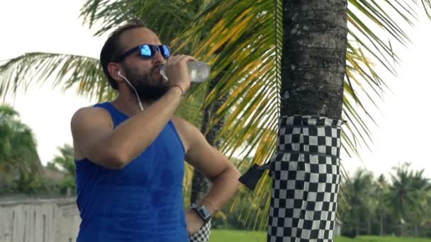 Jogger rastet aus und trinkt Wasser — Stockvideo