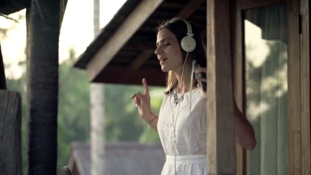 Mujer escuchar música y bailar en la terraza — Vídeo de stock