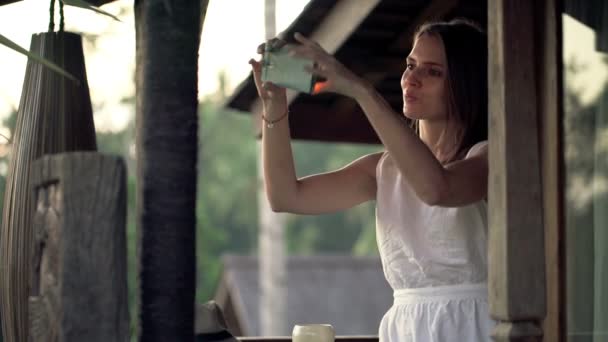 Mujer tomando foto selfie en la terraza — Vídeo de stock