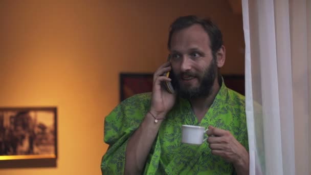 Adam telefonda konuşuyor ve kahve içme — Stok video