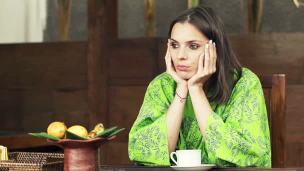 Bornoz mutfak masasının oturan kadın — Stok video