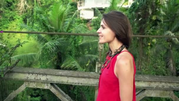 Mulher feliz andando na ponte na selva — Vídeo de Stock
