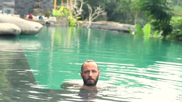 Serious man diving in swimming pool — Stock Video