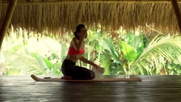 Mujer descansando, descansando después de hacer ejercicio — Vídeos de Stock