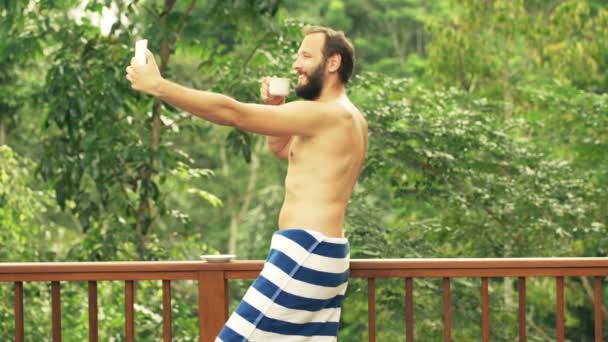 コーヒーの携帯電話で selfie 写真を撮る男 — ストック動画