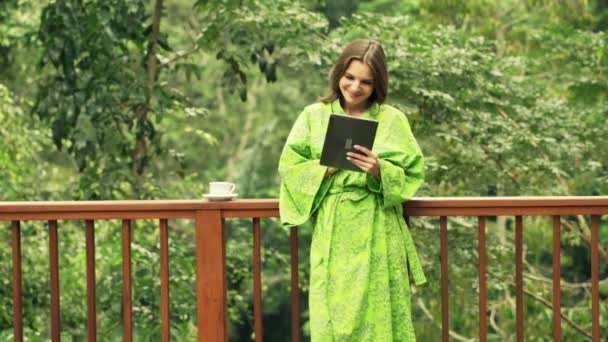 Mujer usando tableta en la terraza — Vídeos de Stock