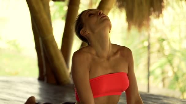 Woman stretching spine, exercising on mat — Stock Video