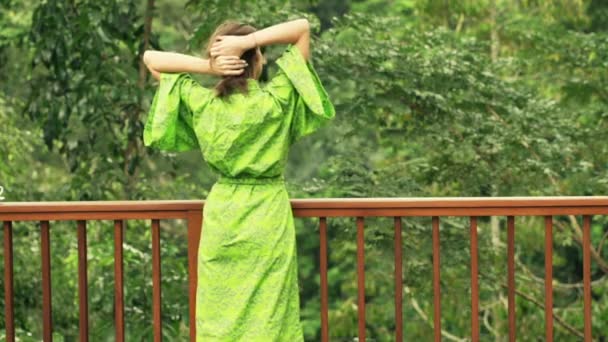 Mujer en la terraza estirando sus brazos y cuello — Vídeos de Stock