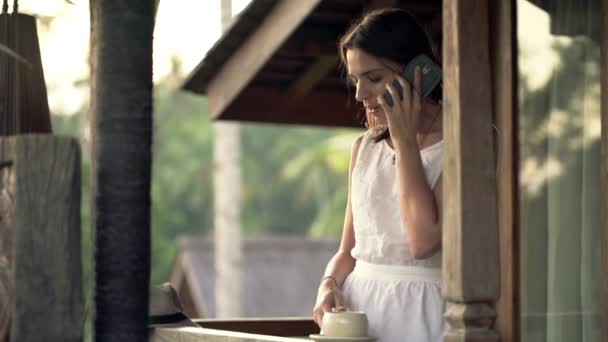 Mujer hablando por celular y bebiendo café — Vídeos de Stock