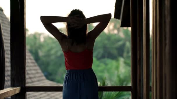 Jovem mulher esticando os braços no terraço — Vídeo de Stock