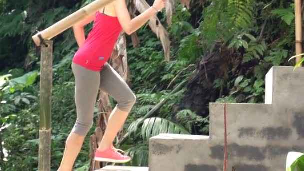 Vacker kvinna jogging på trappan i park — Stockvideo