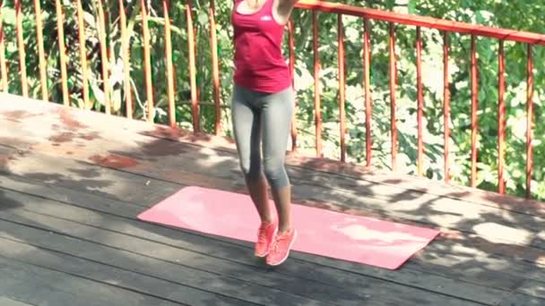Ženy cvičení, dělá jumping Jack na terase — Stock video