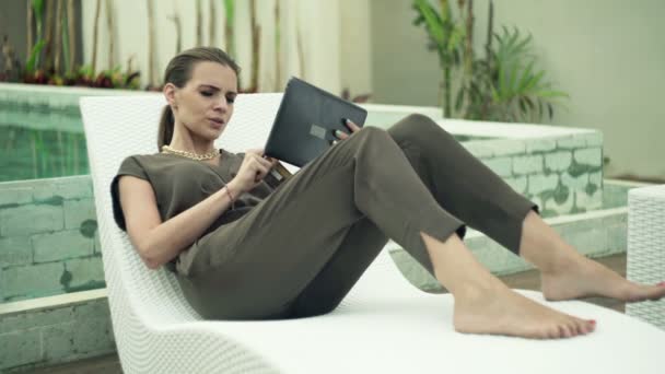 Vrouw doen online winkelen op tablet pc — Stockvideo