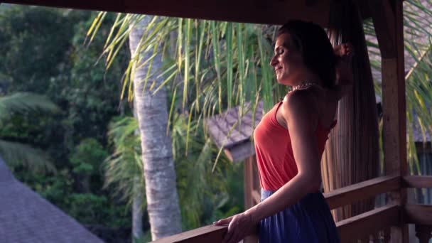 Mujer feliz admirar la vista en la terraza — Vídeo de stock