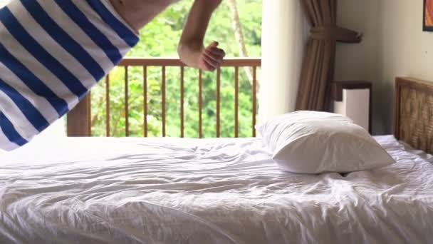 Hombre feliz en toalla cayendo en la cama — Vídeo de stock