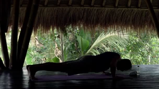 Homme faisant push-ups sur le tapis dans la grange en bois — Video