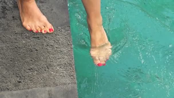 Pés femininos brincando com água na piscina — Vídeo de Stock