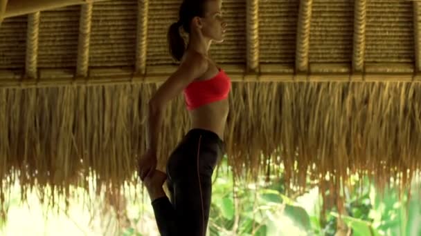 Donna che fa yoga posa, esercizio su mat — Video Stock