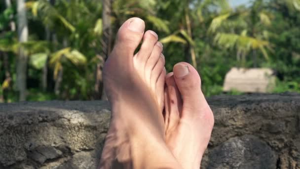 Piedi maschili relax in giardino — Video Stock