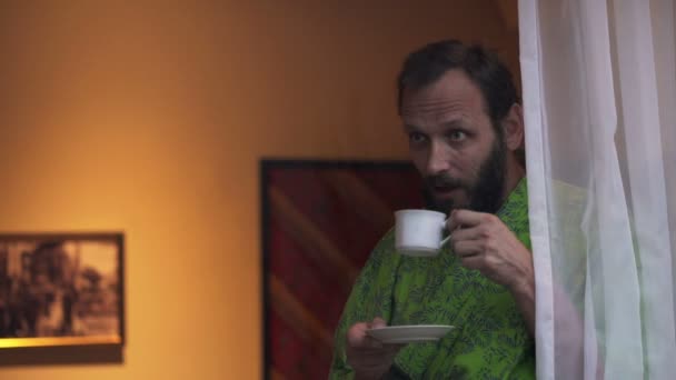 人在家里的窗户旁边喝咖啡 — 图库视频影像