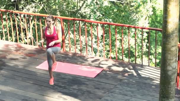 Femme faisant échauffement, courant sur la terrasse — Video
