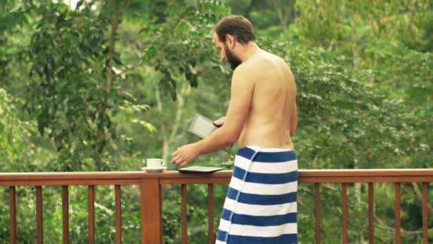 Homem usando laptop moderno e beber café — Vídeo de Stock