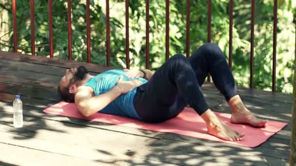 男人锻炼，做仰卧起坐和休息 — 图库视频影像
