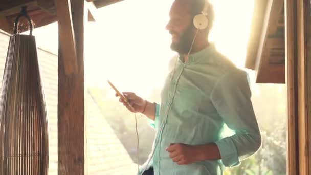 Man luisteren naar muziek op mobiel en dansen — Stockvideo