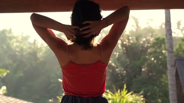 Femme jouant avec les cheveux sur la terrasse — Video