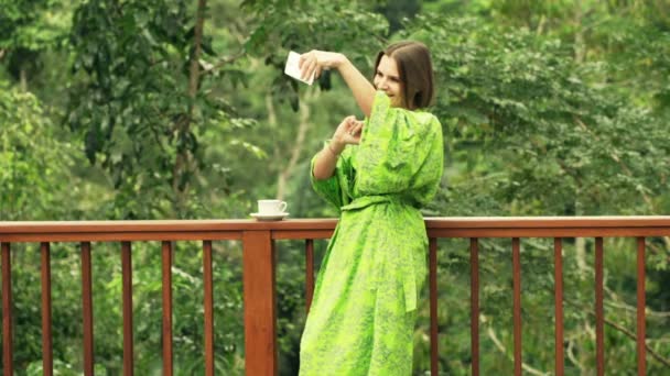 Žena s selfie foto s mobil a pití kávy — Stock video