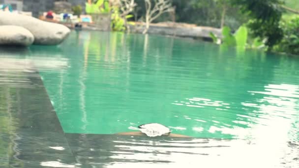 Jeune homme émergeant de la piscine — Video