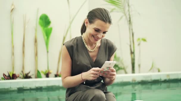 Mujer elegante mensajes de texto en el teléfono inteligente — Vídeos de Stock